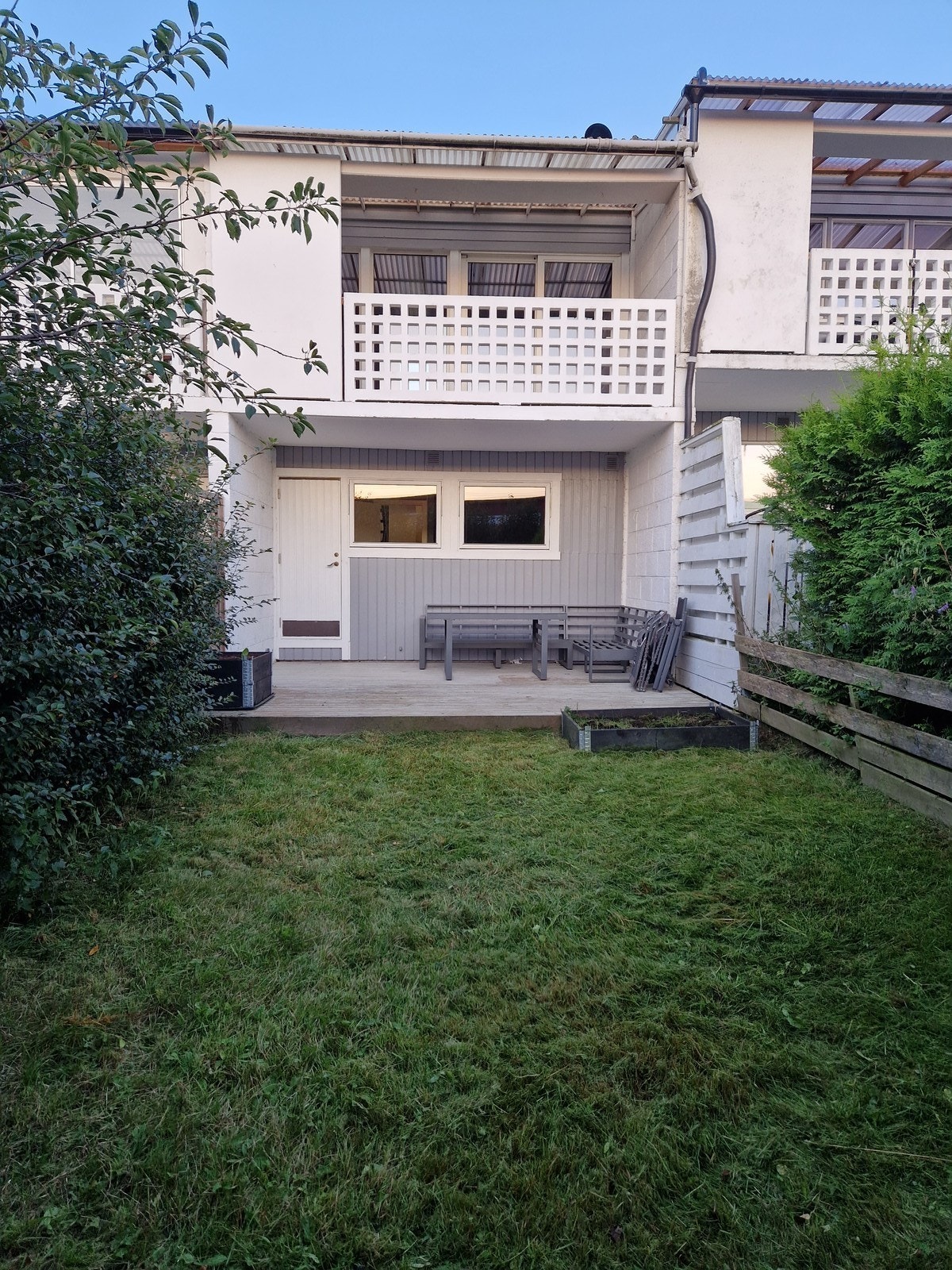 Boligen har både veranda og terrasse, samt en skjermet hageflekk Galleribilde