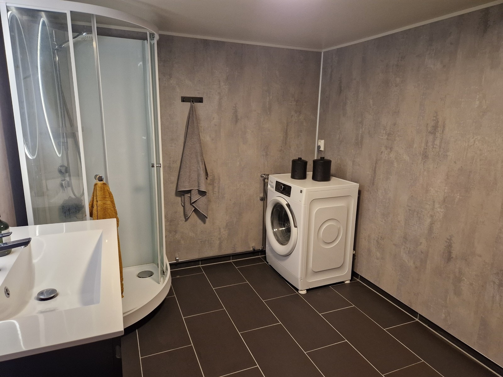 Badet ligger i underetasjen og har opplegg for vaskemaskin Galleribilde