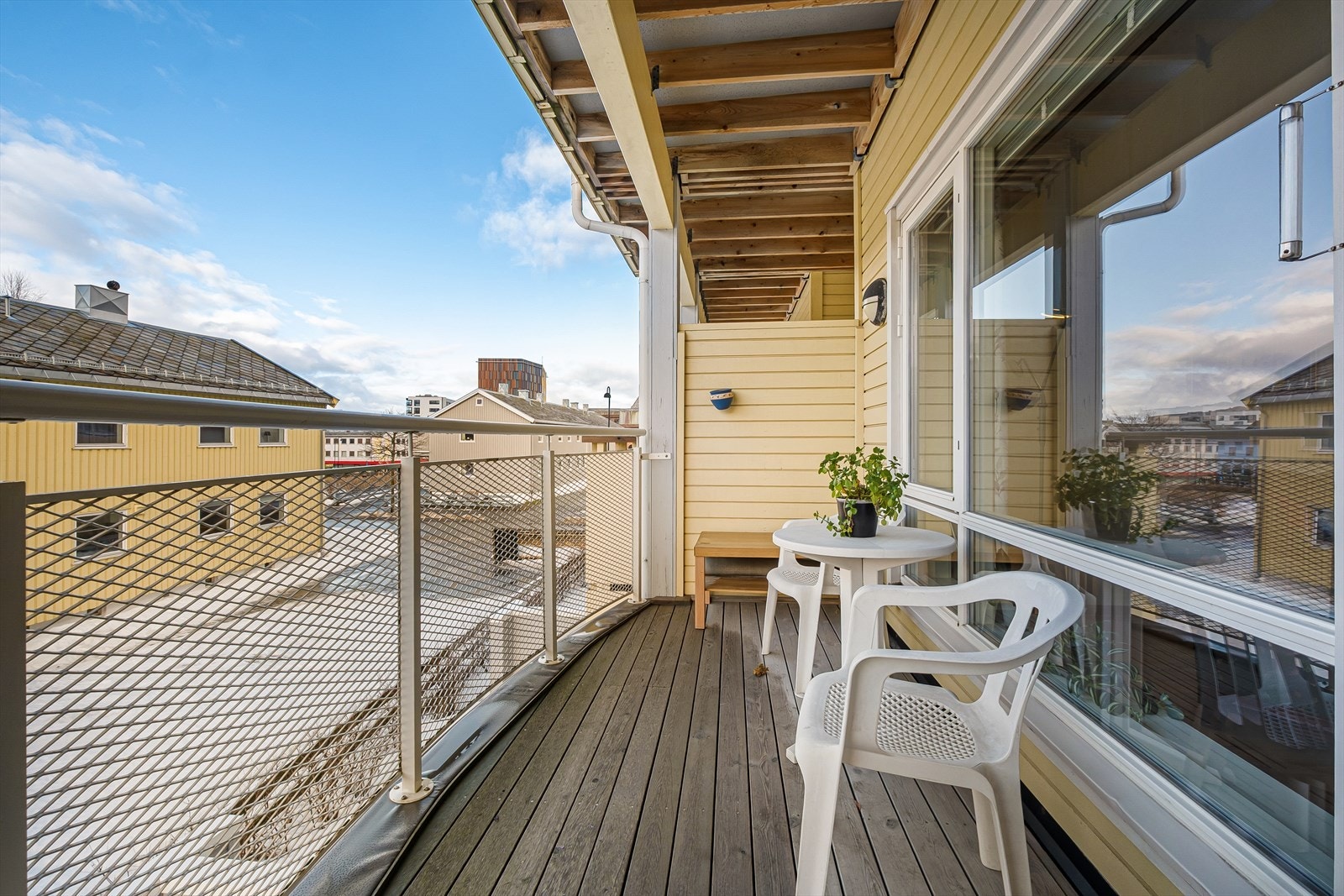 Denne er vestvendt og byr på gode solforhold, samt plass for utemøblement. Galleribilde