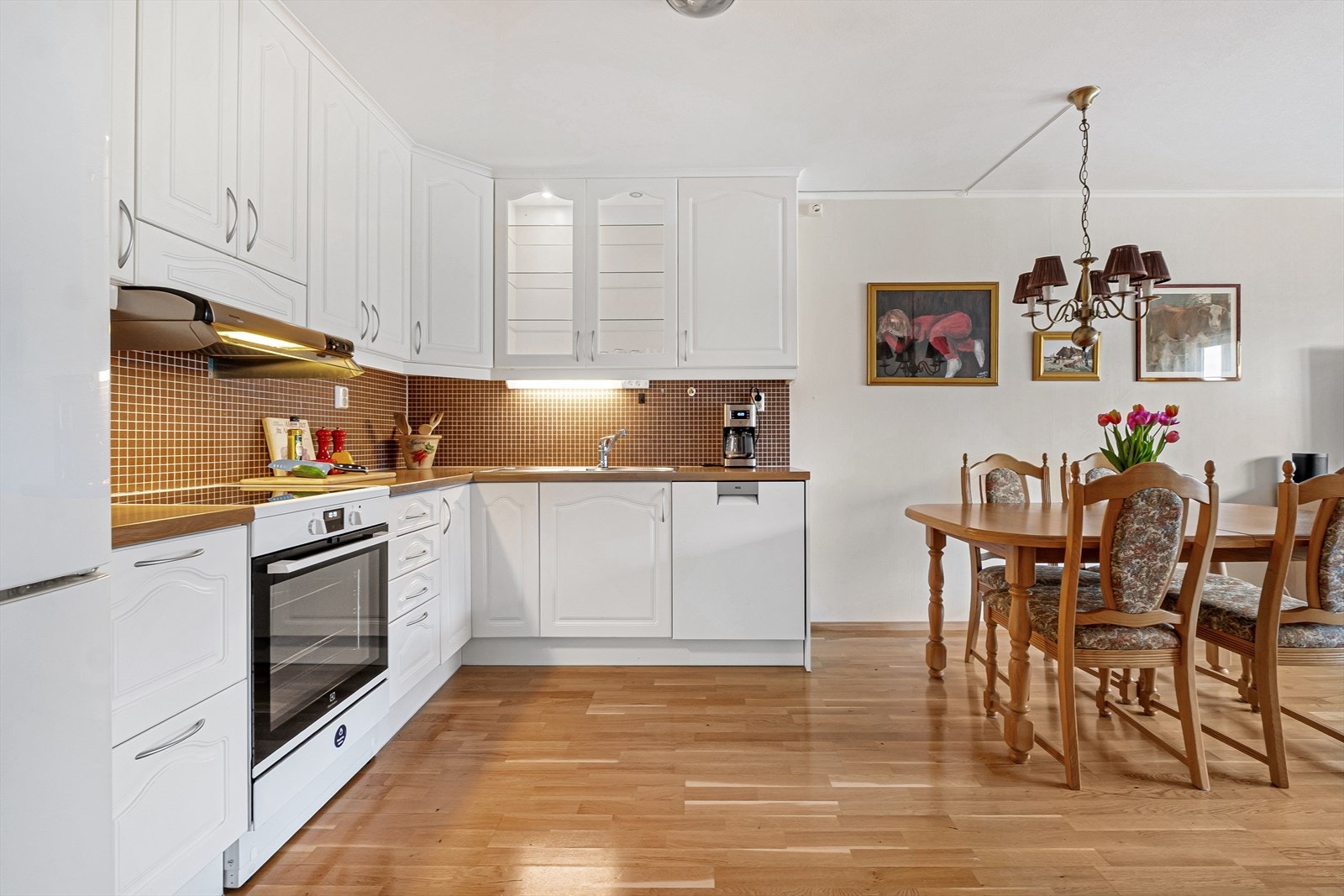 Plass for frittstående hvitevarer som komfyr, oppvaskmaskin og kjøl/frys. Galleribilde