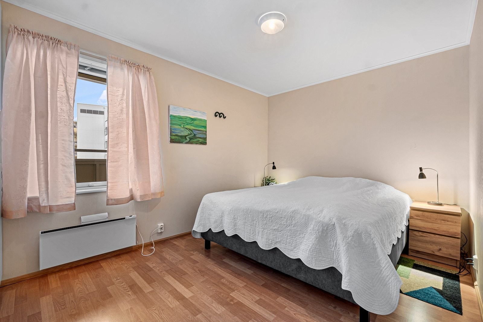 God plass for dobbeltseng og nattbord. Galleribilde