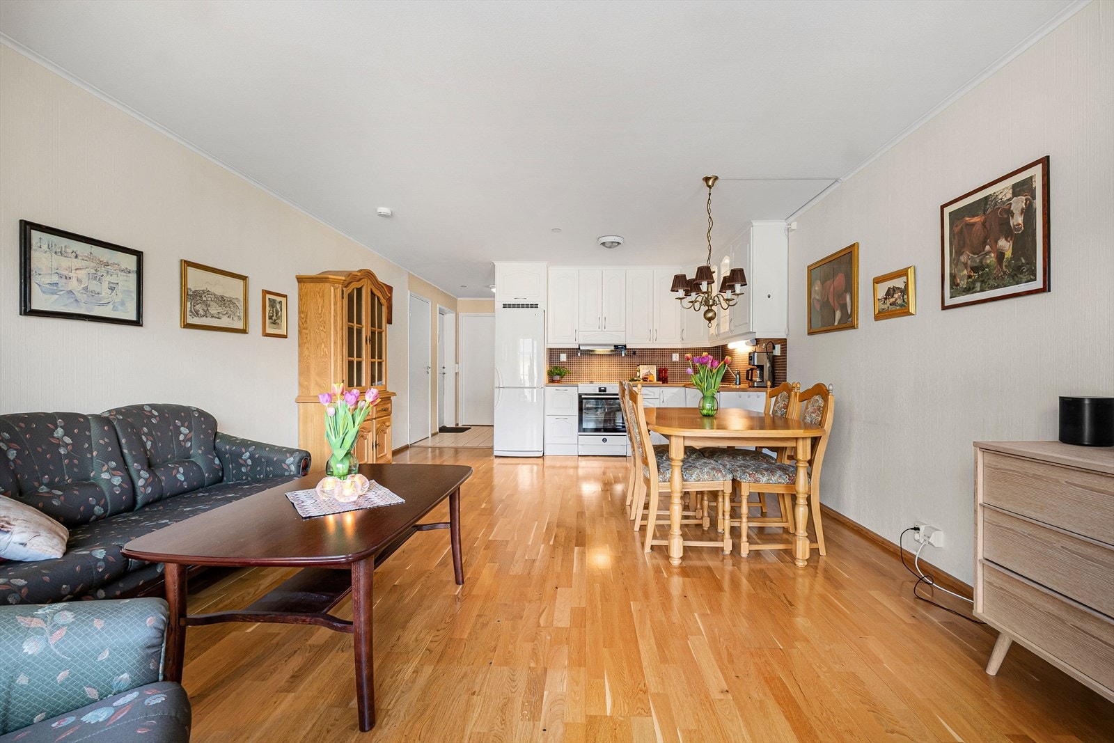 Stue/kjøkken i åpen og luftig løsning. Galleribilde