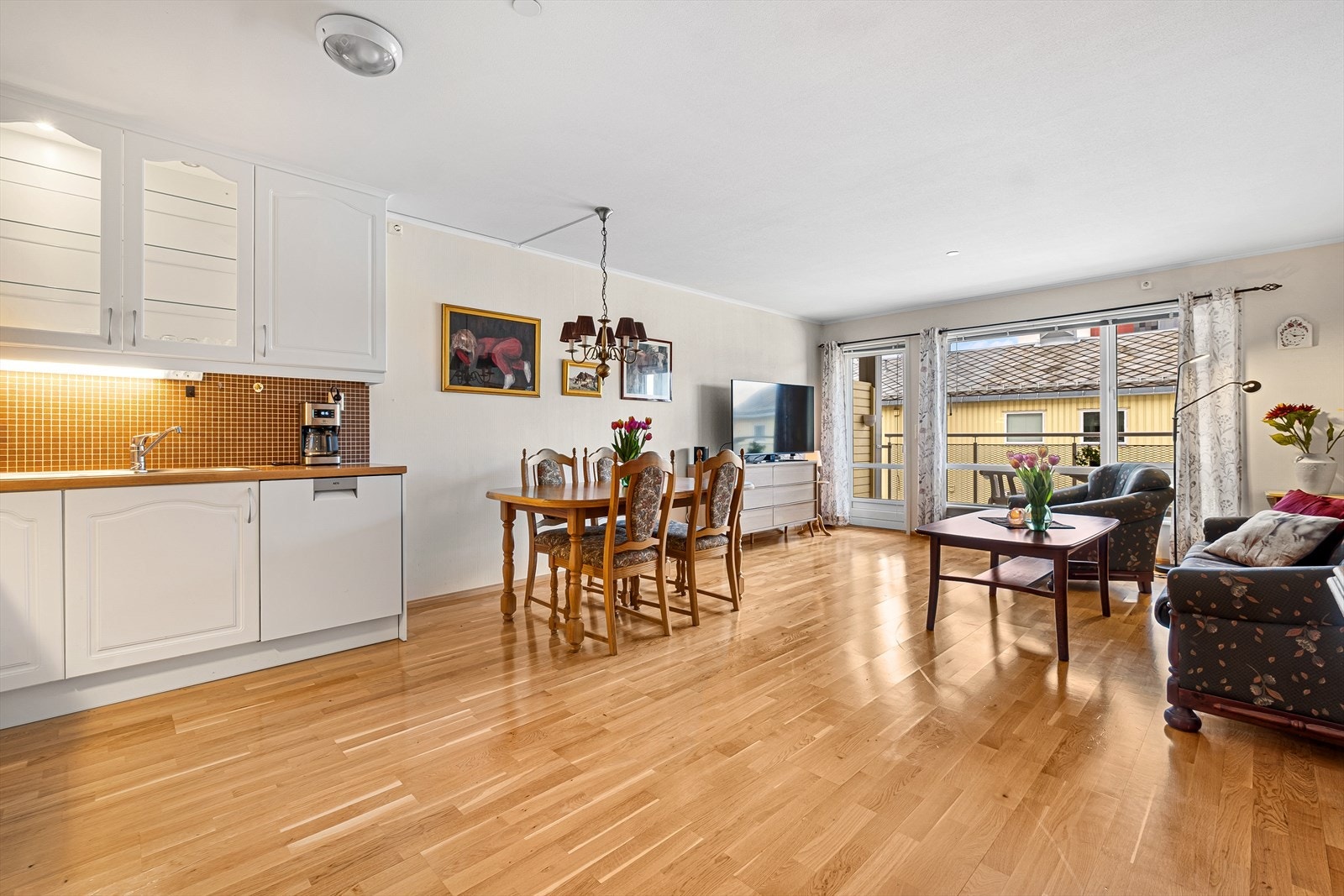 Vi beveger oss videre inn i en lys og innbydende stue. Galleribilde