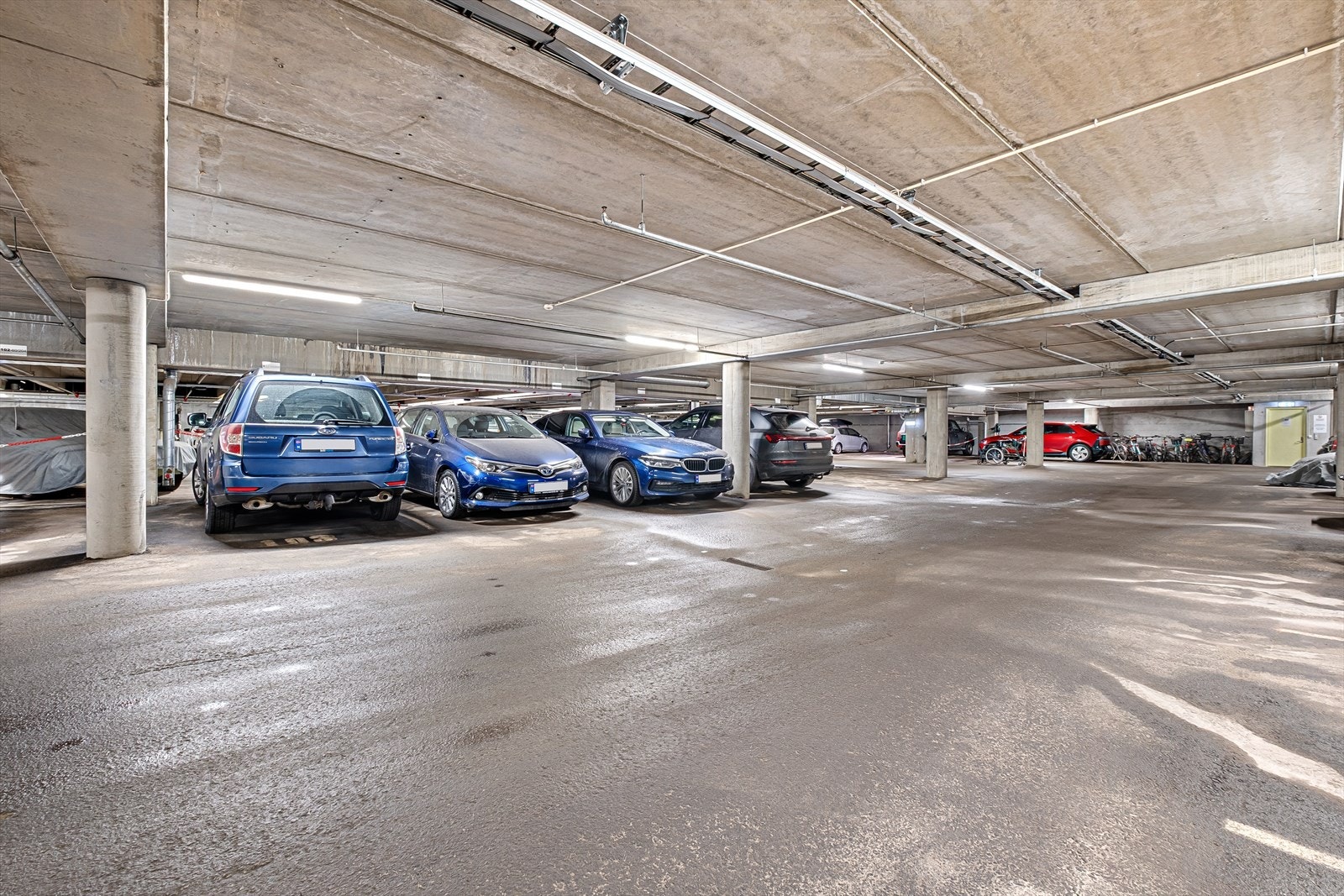 Med leiligheten følger det fast parkeringsplass i felles garasjekjeller. Det er tilrettelagt for montering av el-bil lader. Galleribilde