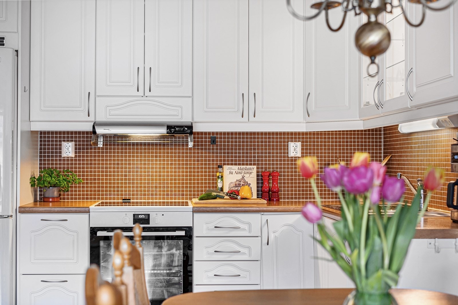 Alt i alt et funksjonelt og godt kjøkken som innbyr til gode smaksopplevelser. Galleribilde