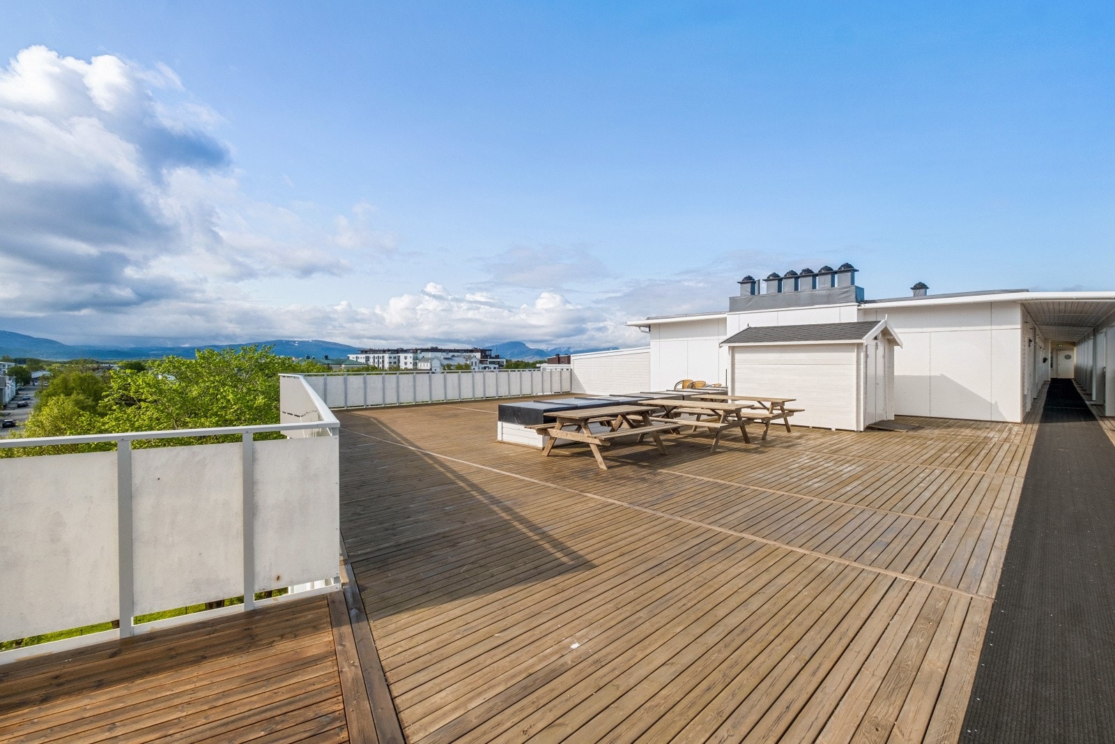 Stor felles takterrasse som kan benyttes av beboerne i borettslaget. Galleribilde