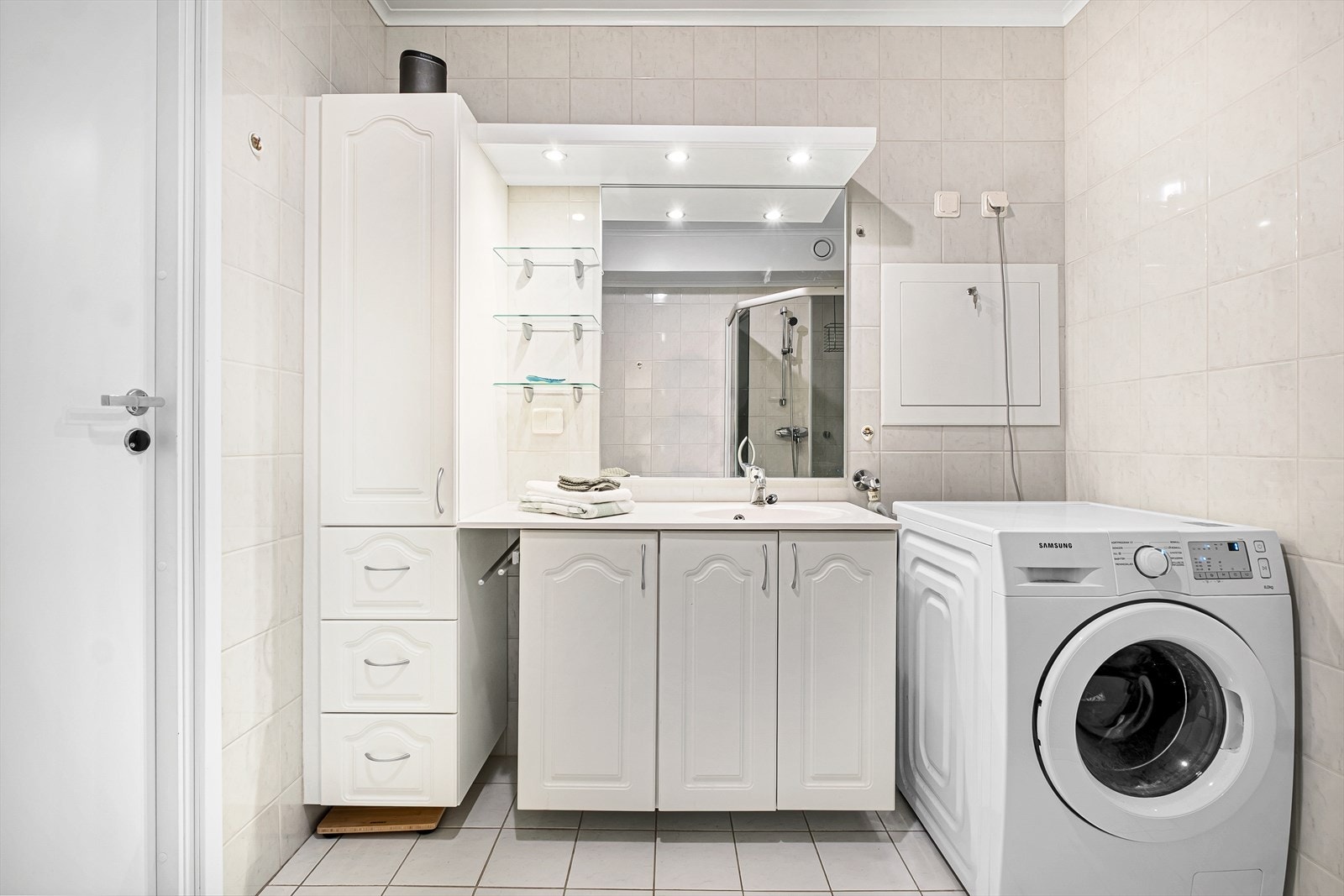 Romslig baderomsinnredning med mye oppbevaringsplass for baderomsartikler. Galleribilde