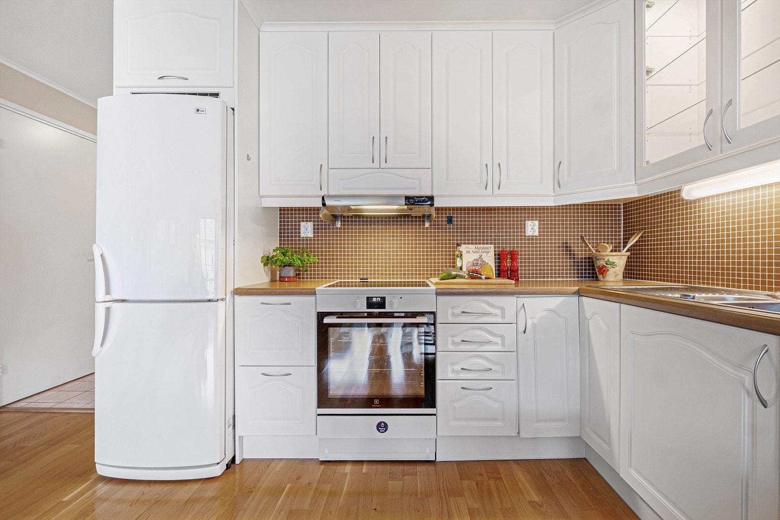 Her har en det en måtte trenge av skap-, skuff- og benkeplass. Galleribilde