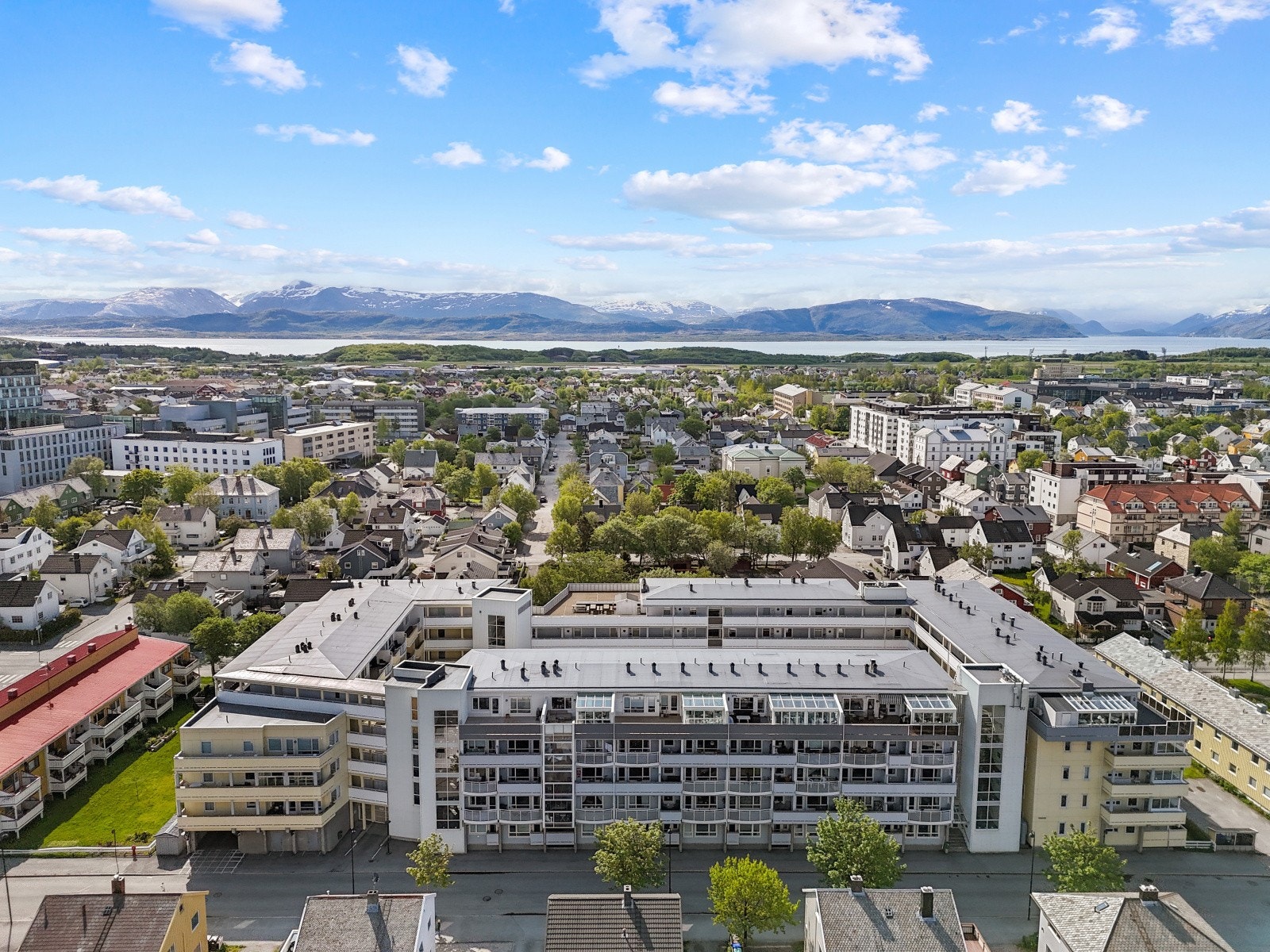 Sentral beliggenhet med gangavstand til alt en måtte trenge i hverdagen. Galleribilde