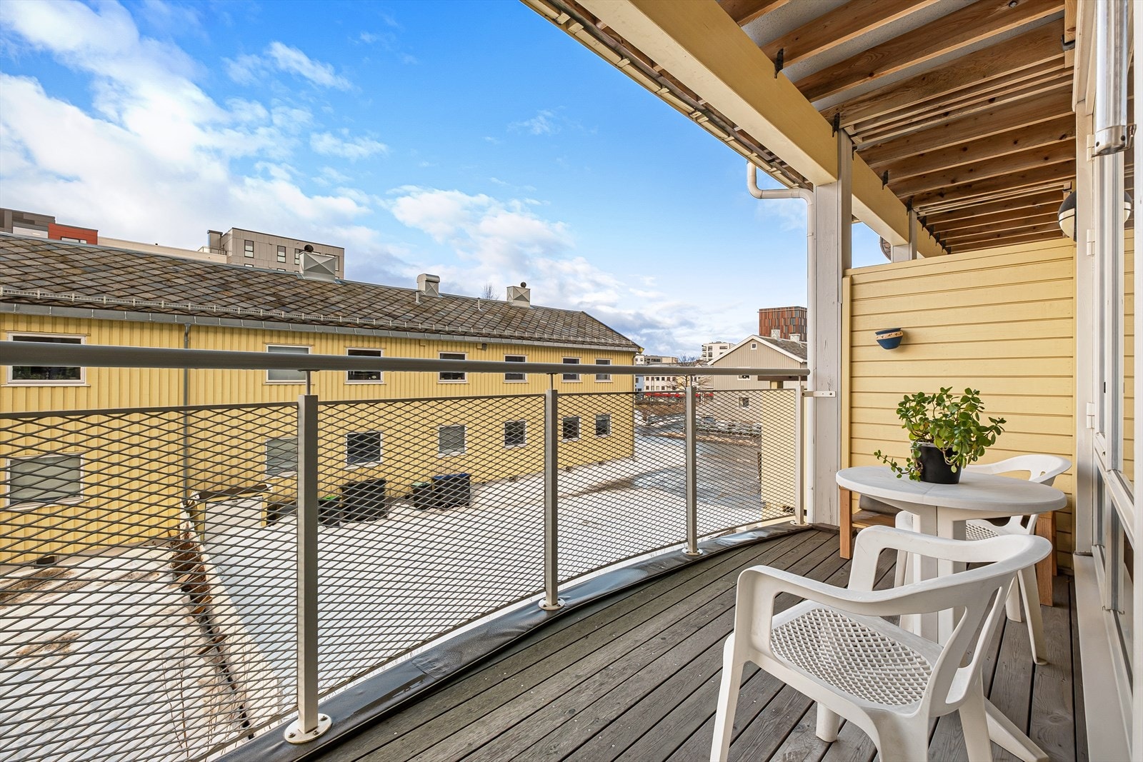 Fra stuen er det videre utgang til en flott overbygget balkong. Galleribilde