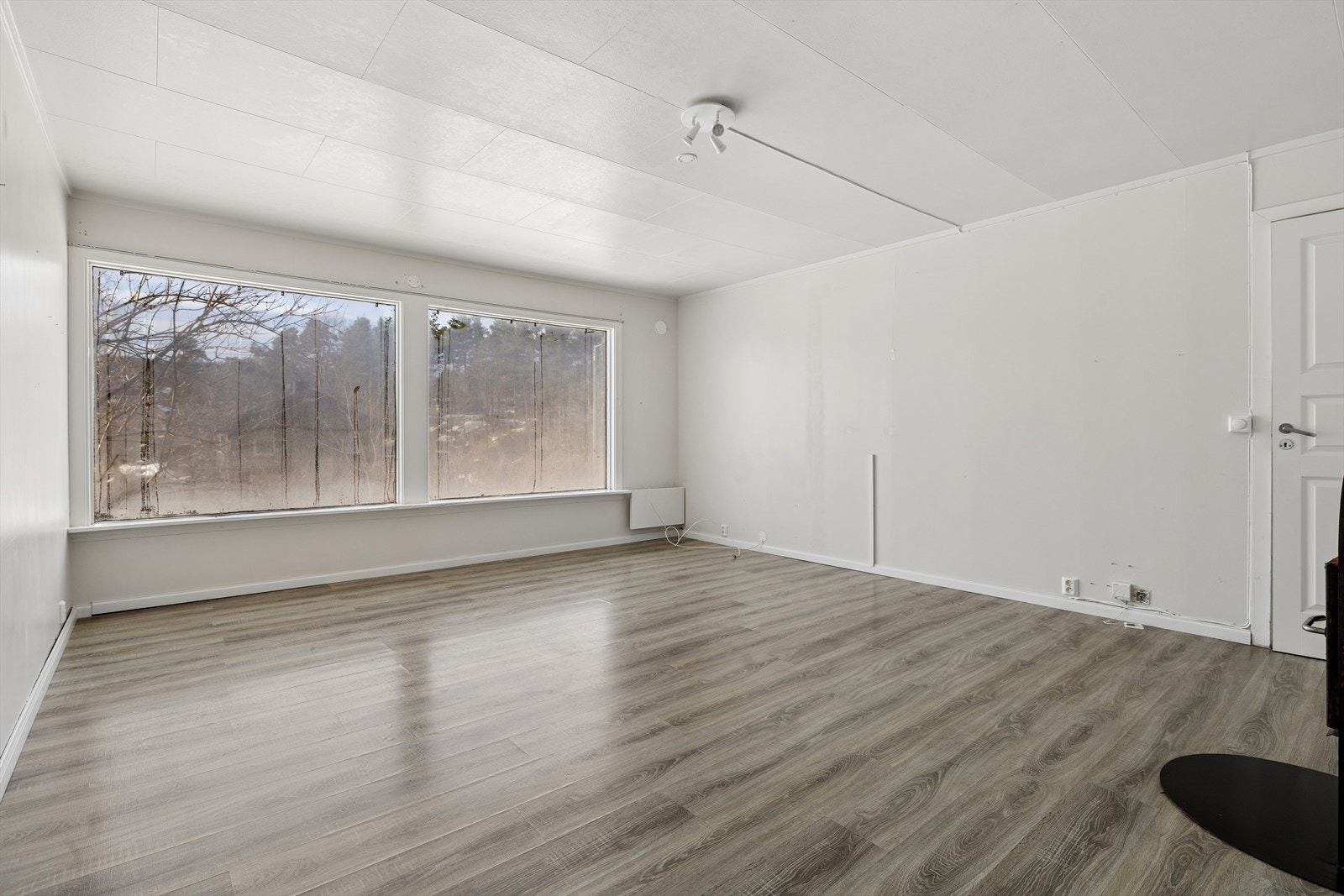 Stuen er av god størrelse med plass både sofa- og spisegrupper. Galleribilde