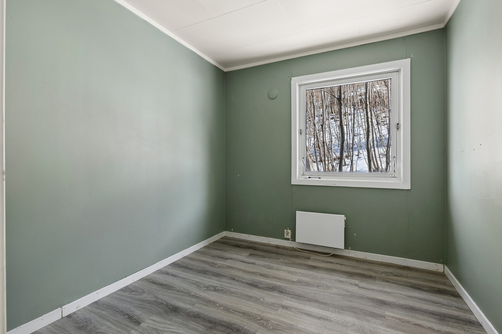 Soverom 1 med plass til både seng og garderobe Galleribilde