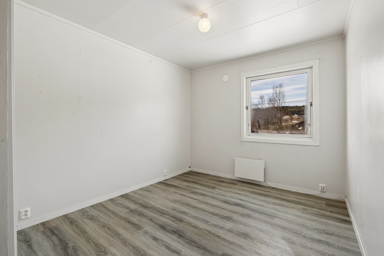 Soverom 2 med plass til både seng og garderobeløsning. Galleribilde