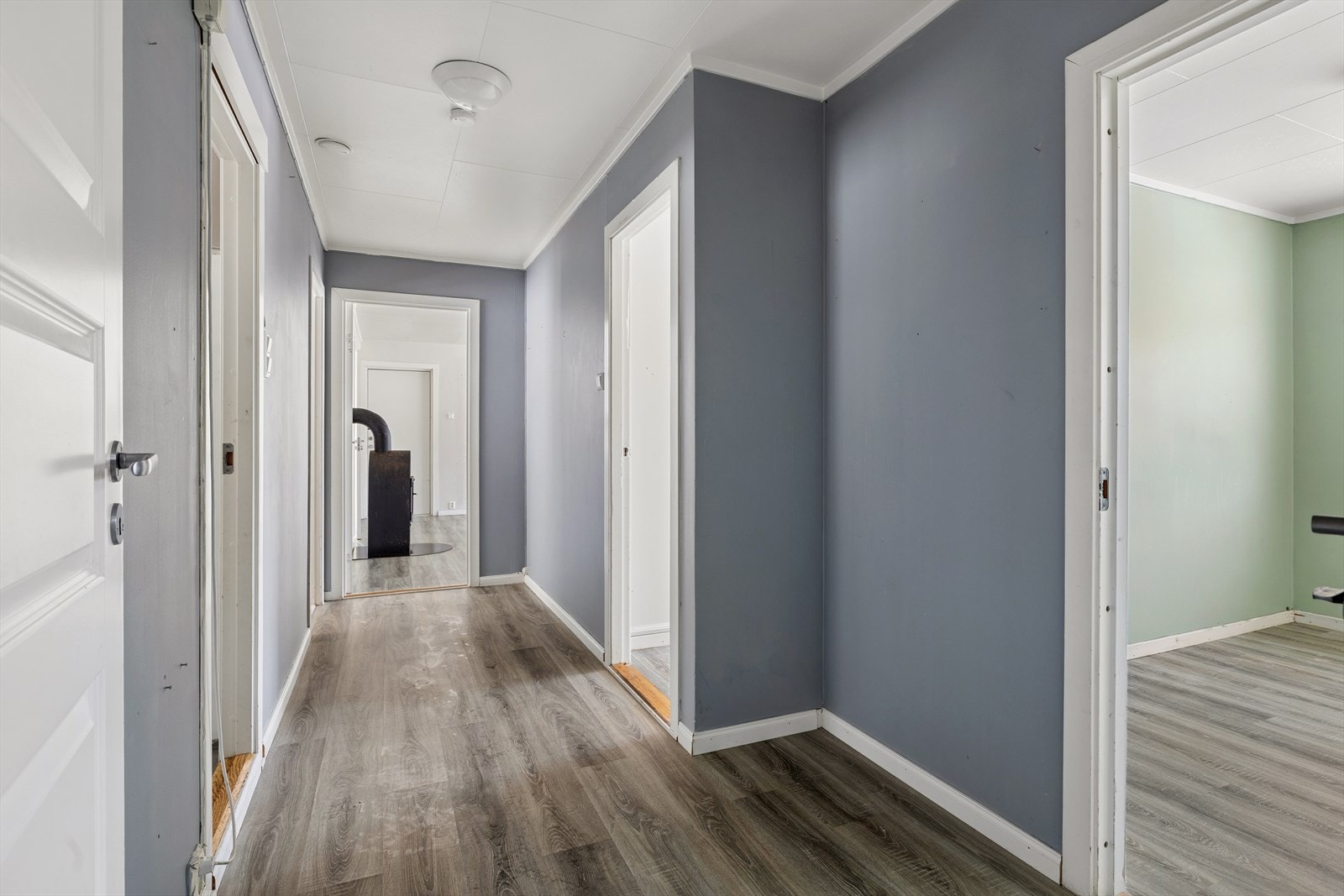 Videre inn i hovedetasjen finner du 4 soverom, baderom, kjøkken og stue. Galleribilde