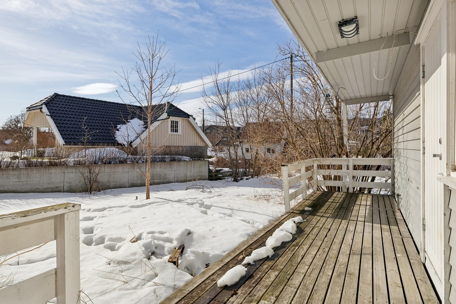 Fra stuen er det utgang til terrasse og hage. Galleribilde