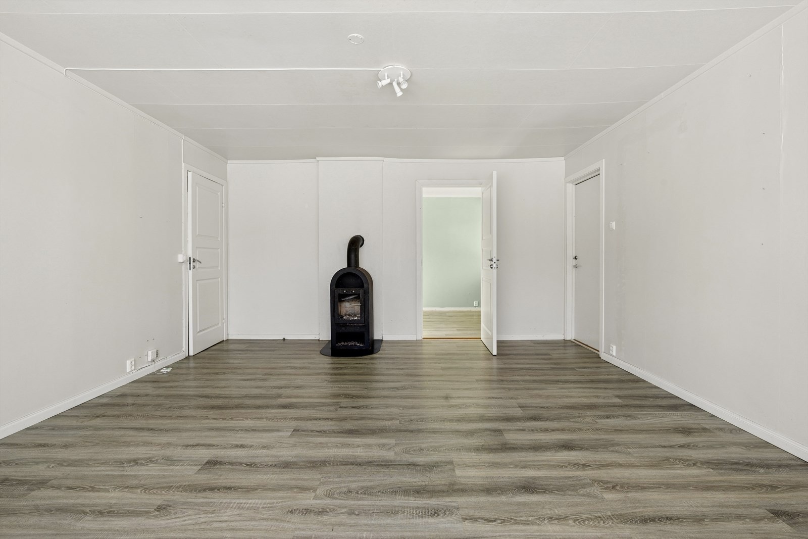 Lys og åpen stue med peis montert for hyggelig atmosfære Galleribilde