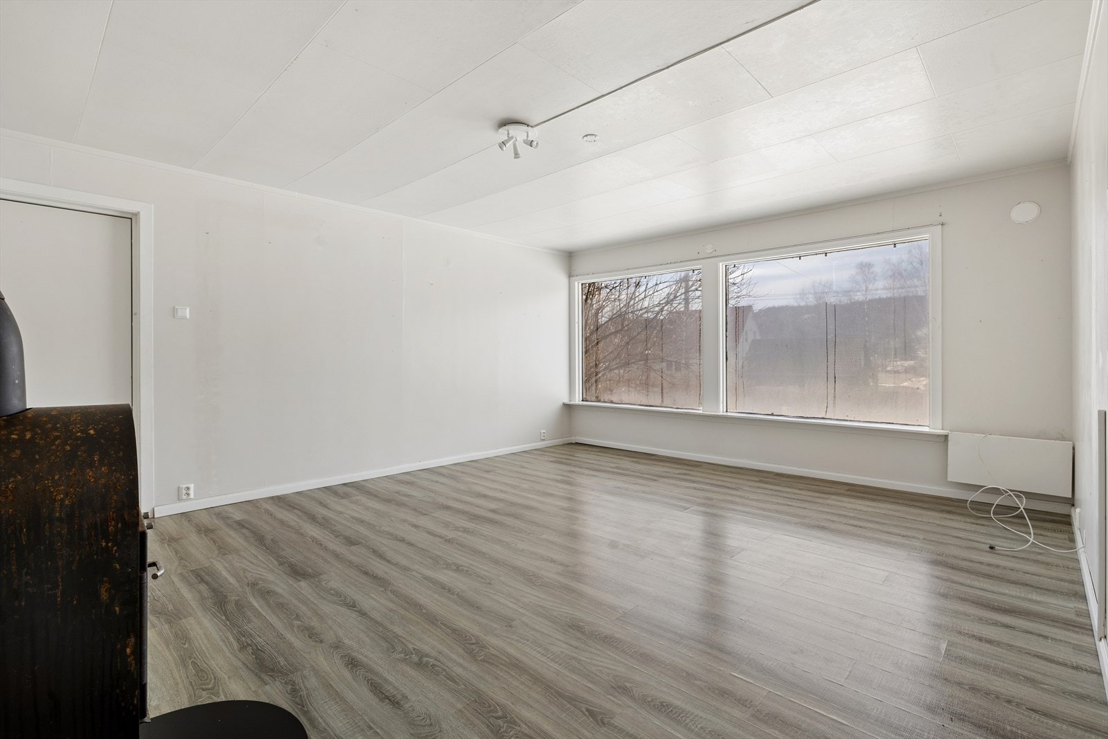 Stuen har store vindusflater som slipper inn rikelig med naturlig lys inn i rommet. Galleribilde