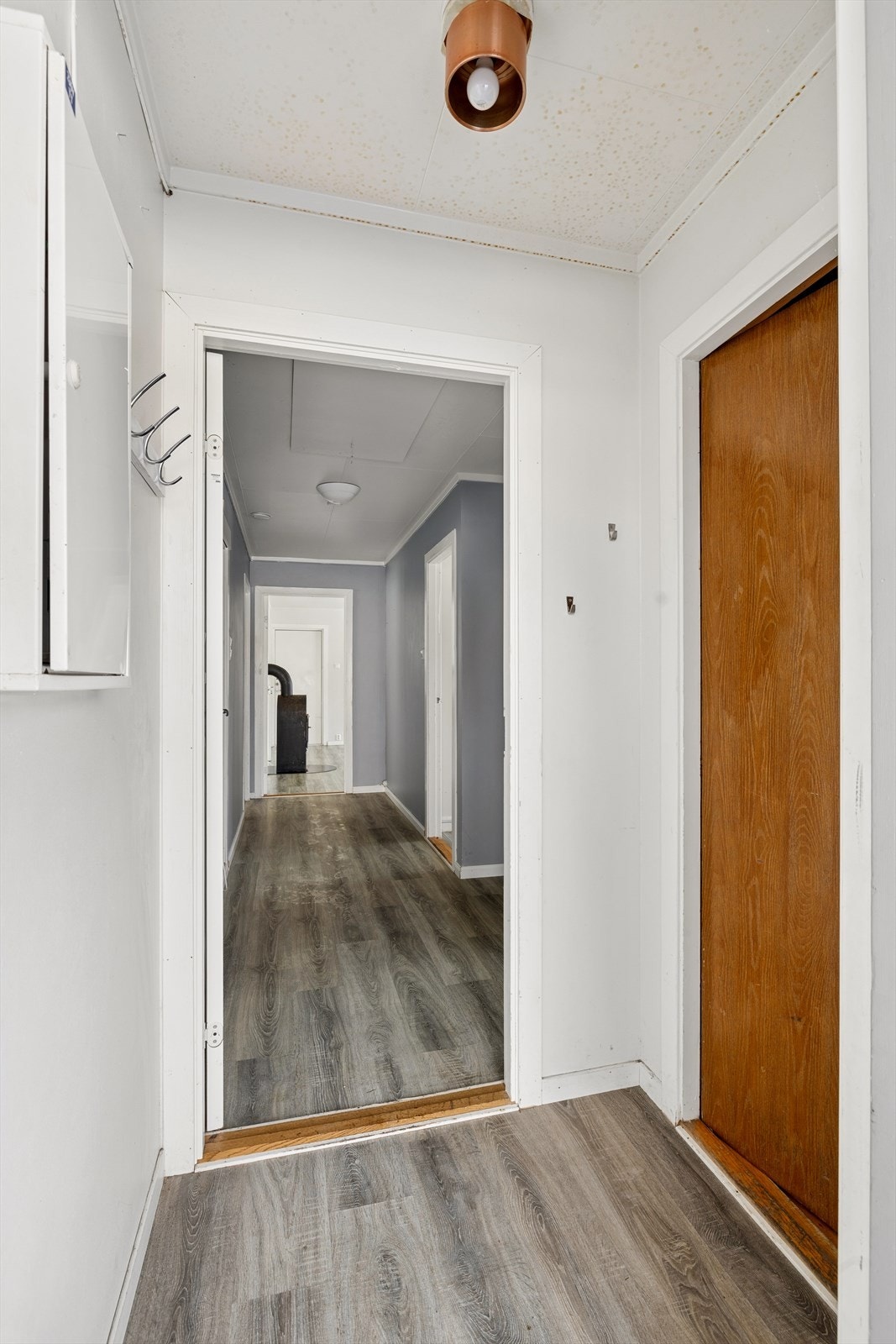 Velkommen inn! Praktisk vindfang med dør ned til kjeller eller videre inn i boligen. Galleribilde