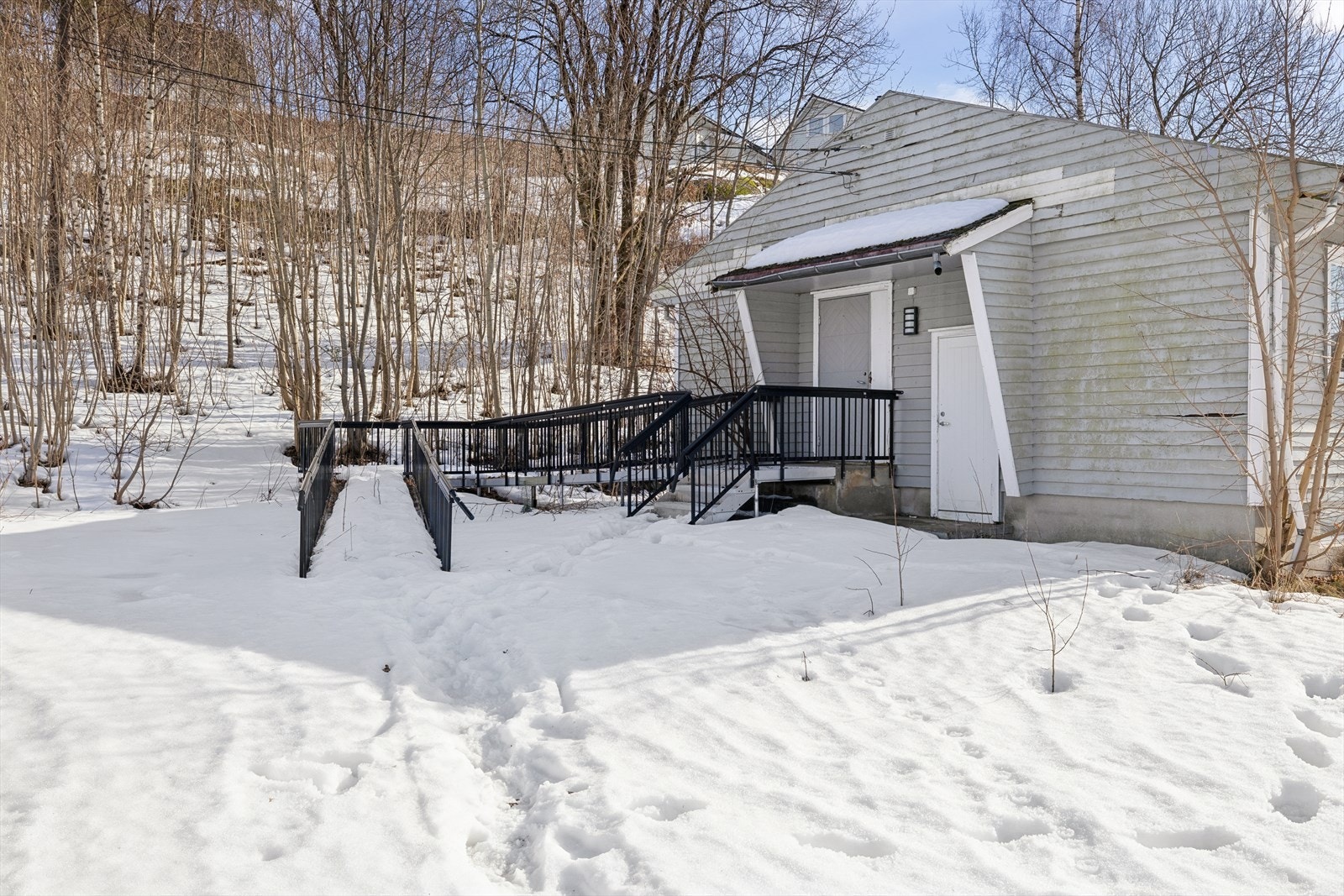 Tomten er på hele 2 490m² med stort sett planert tomt med et stort utviklingspotensiale! Galleribilde