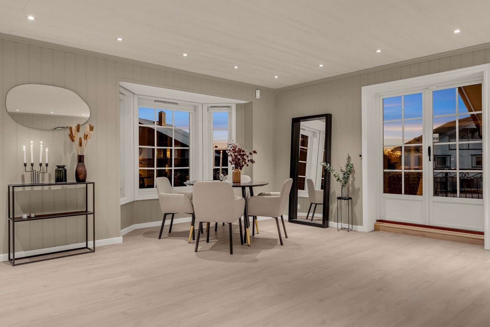 Stuen har store vindusflater som slipper inn rikelig med naturlig lys. Galleribilde