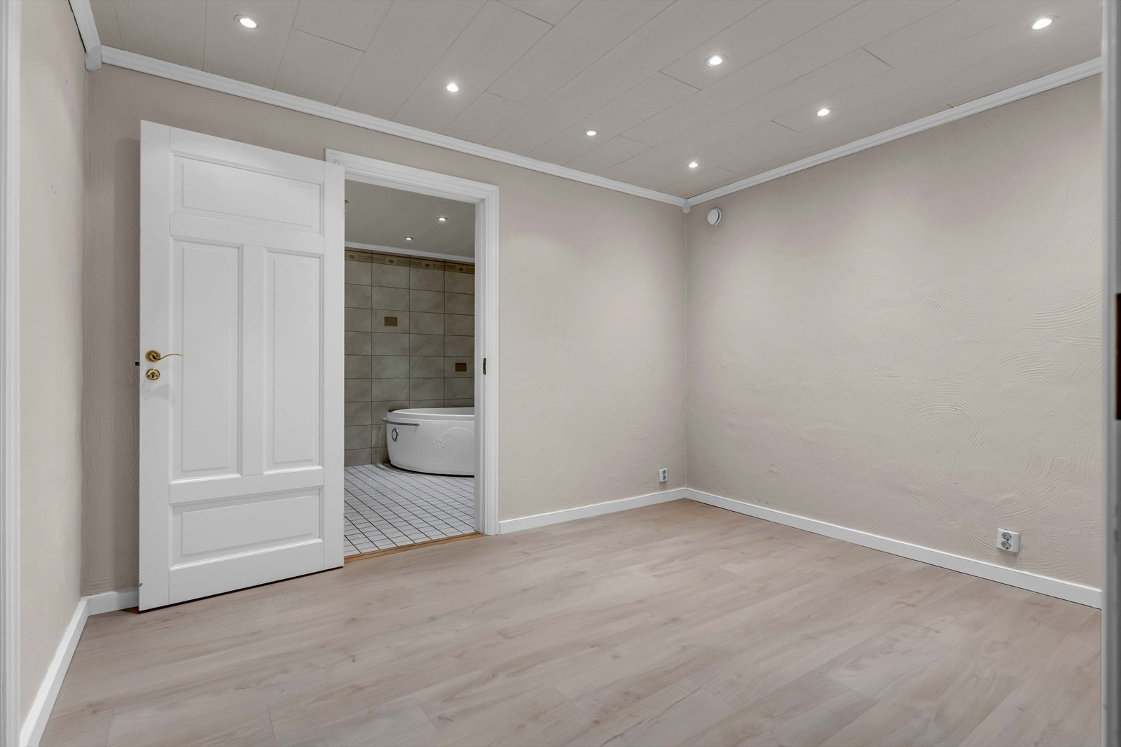 Fra gangen i underetasjen er det inngang til et romslig bad. Galleribilde