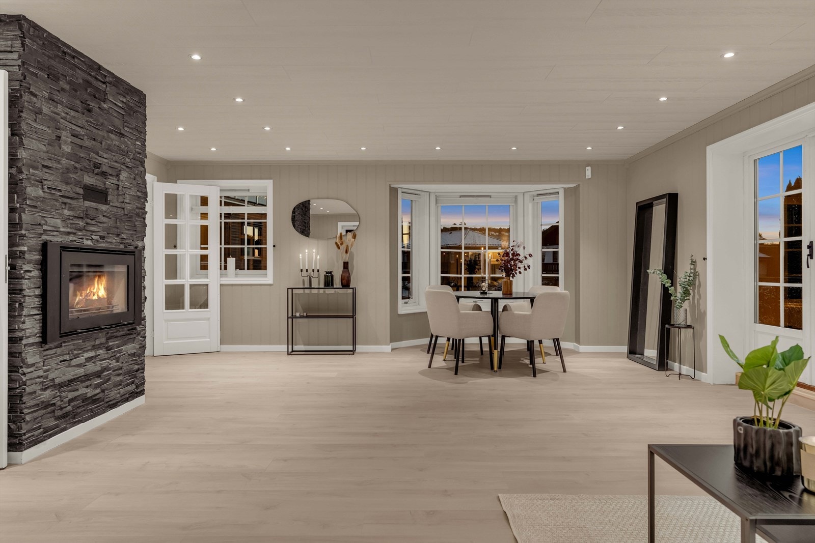 I rommet er det tilkoblet en peisovn som sikrer ekstra varme i vinterhalvåret Galleribilde