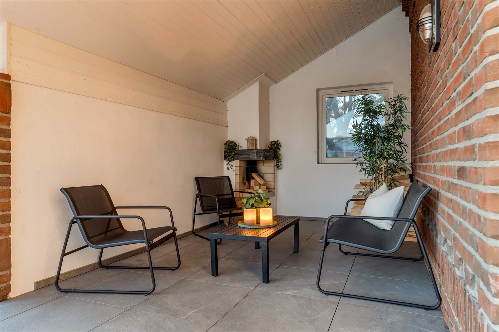 Her ute er det god plass til flere sittegrupper, samt grill. Det er montert utepeis i den overbygde delen av terrassen. Galleribilde