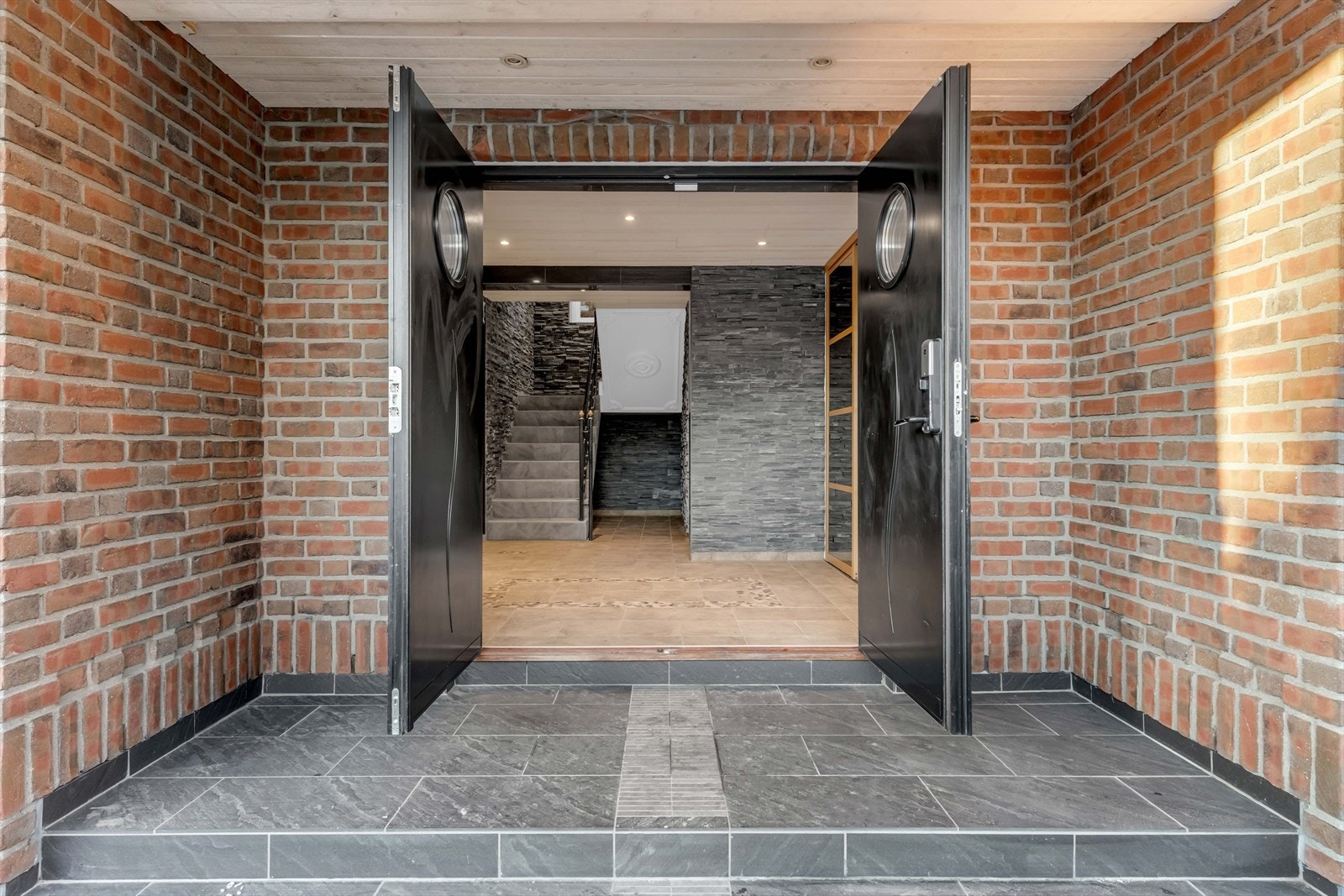 Velkommen inn! Boligen har et flott inngangsparti, med doble ytterdører. Galleribilde