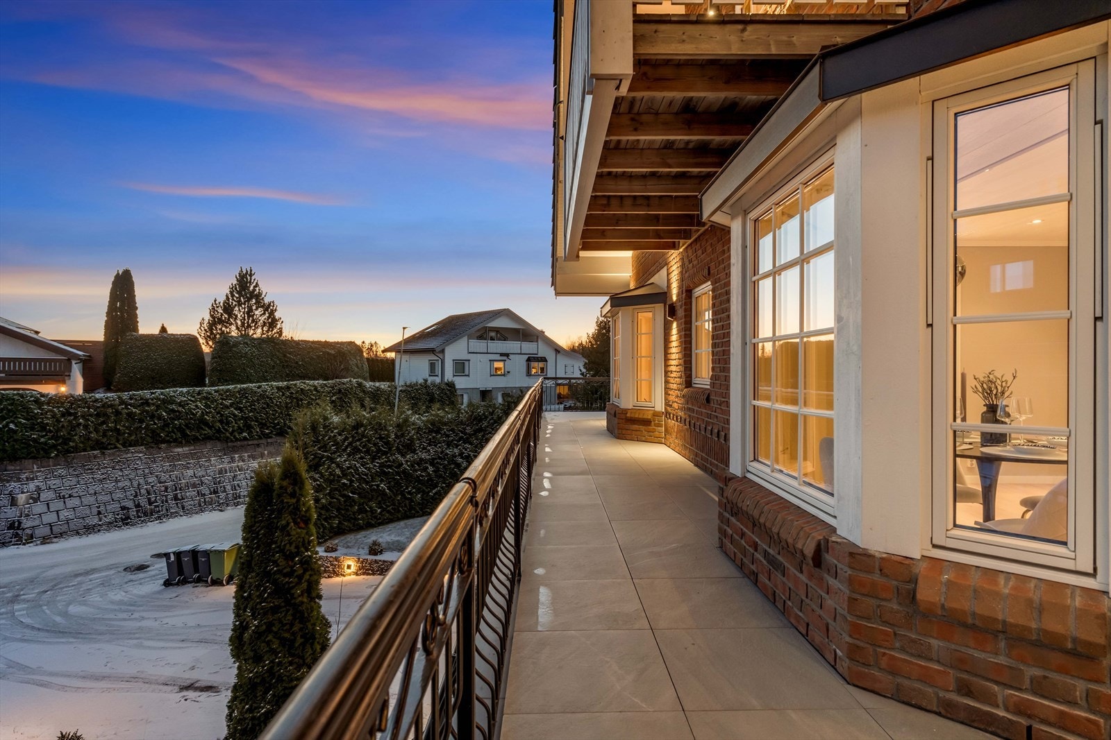 Boligen rommer bl.a. stue med peis, stort spisekjøkken, loftstue, fire gode soverom, to bad, toalettrom og hybel med egen inngang. I tillegg følger dobbelgarasje, flotte terrasser og skjermet tomt. Galleribilde