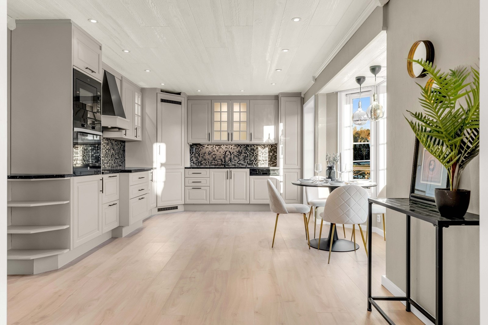 Innredning fremstår i normal stand og byr på rikelig med benk- og skapplass. Galleribilde