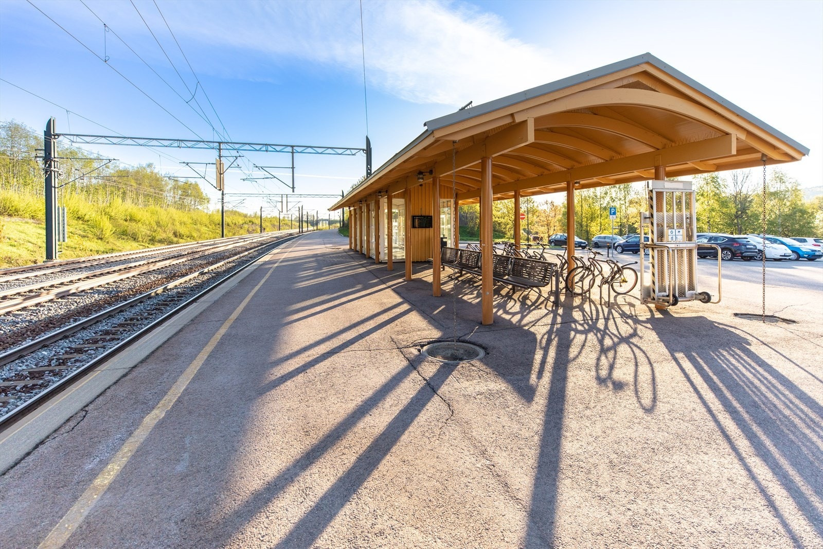 Området gir mulighet for offentlig kommunikasjon via buss og tog. Det er ca. 1,4 km til Leirsund stasjon med jevne togavganger mot Oslo og Jessheim (Dal). Galleribilde