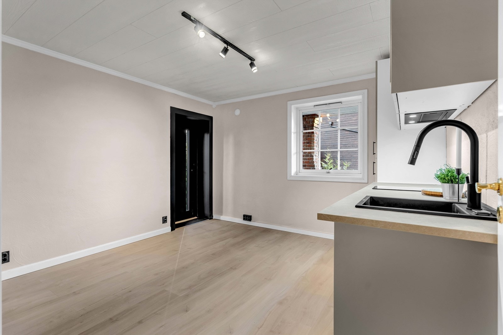 Hybelen har intern inngang fra hoveddelen av huset, samt egen ytterdør fra bakkeplan. Her kommer man inn til en åpen stue- og kjøkkenløsning. Galleribilde