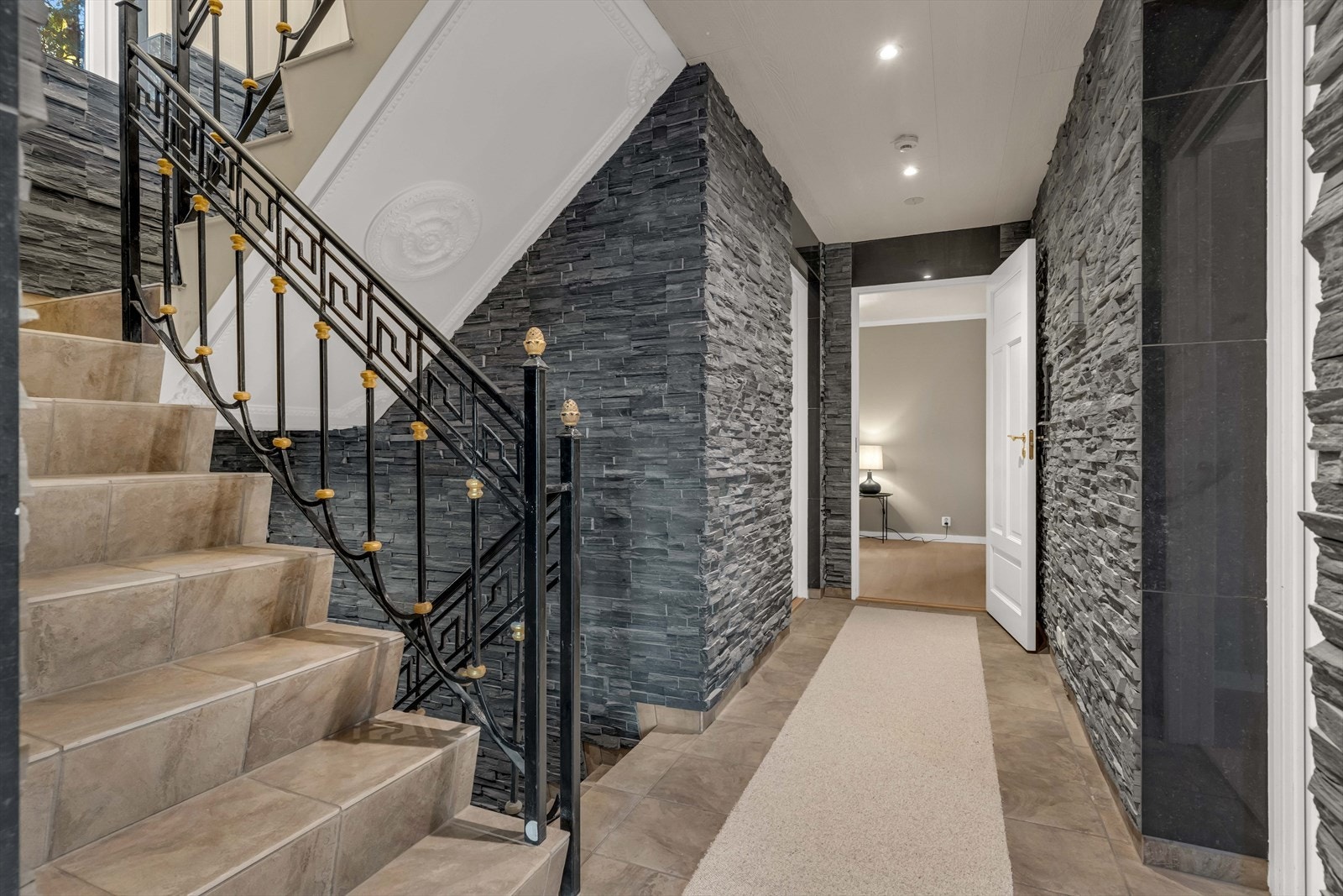 Trappen tar deg videre opp til 2. etasje. Galleribilde