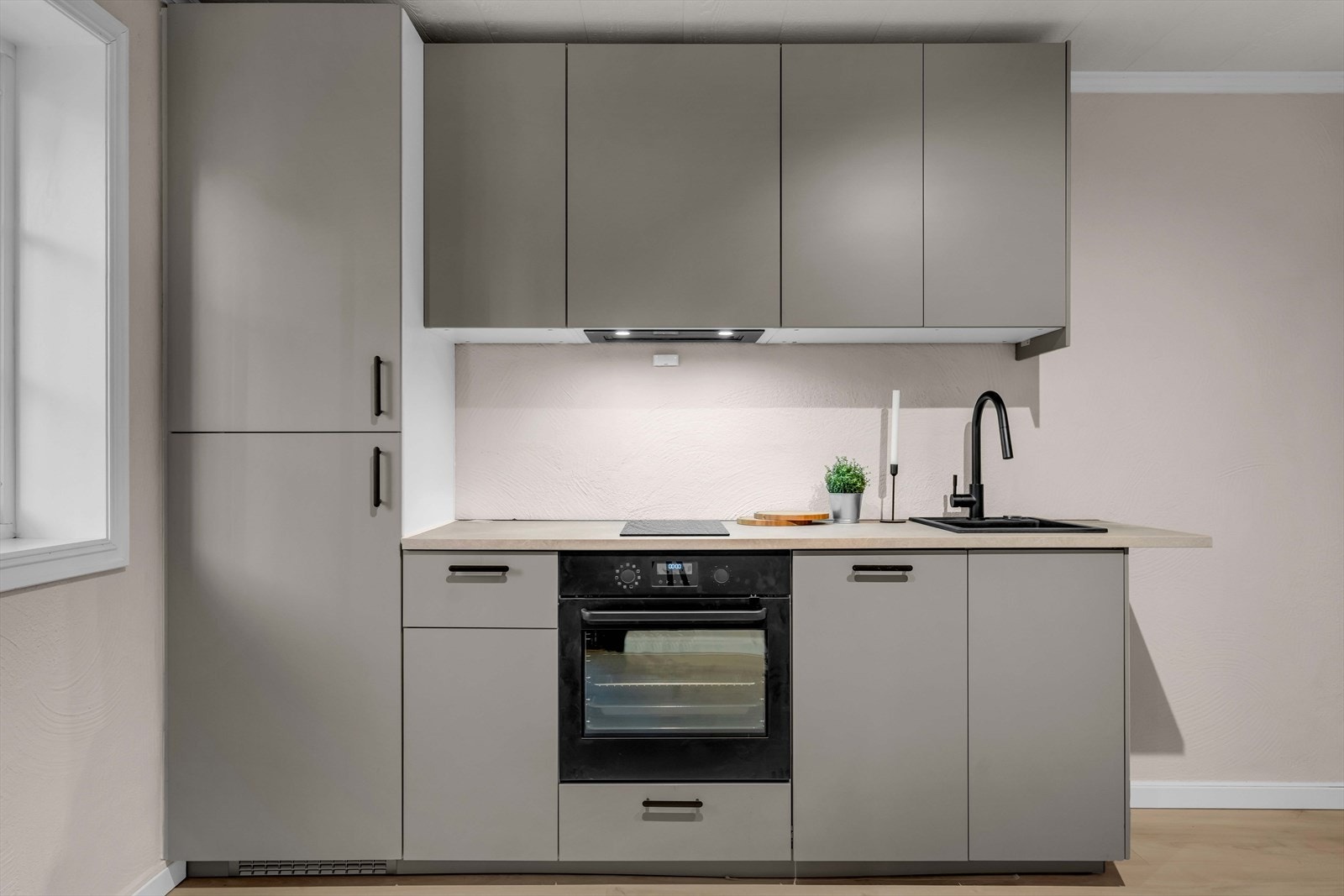 Kjøkkeninnredning i hybelen er helt ny, og plassen er godt utnyttet. Innredningen har skap med slette fronter, samt nedfelt oppvaskkum og 1-greps blandebatteri i benkeplaten. Det er integrert kjøle-/fryseskap, oppvaskmaskin, ovn og platetopp. Galleribilde