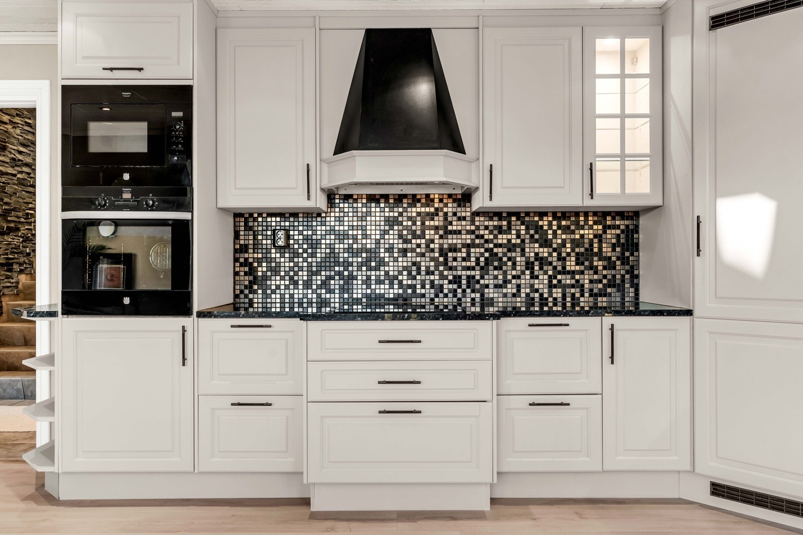 Det er tilkoblet ventilator over kokeplassen. Galleribilde