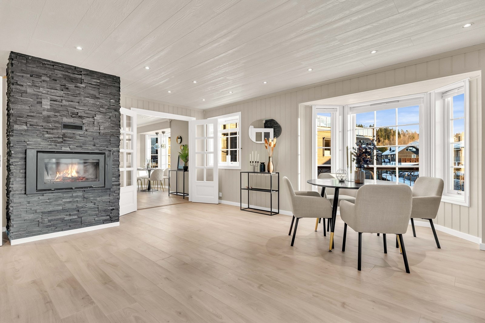 Kjøkkenet har inngang gjennom doble glassdører fra stuen, i tillegg til inngang via gangen. Galleribilde