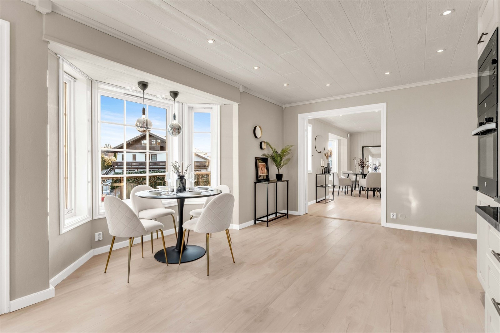 Det er god plass til spisebord med stoler ved kjøkkenvinduene. Galleribilde