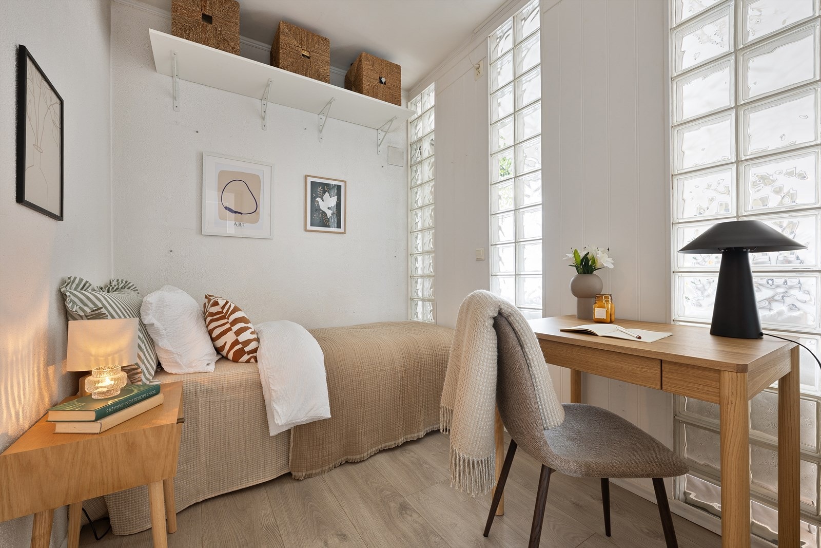 Disponibelt rom - Lunt og romslig værelse med god plass til seng, liten pult til hjemmekontoret, i tillegg til annet interiør Galleribilde