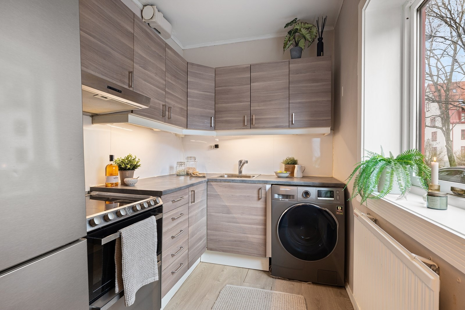 Separat fra stuen ligger et smakfullt og velutstyrt kjøkken, som har alt man trenger i en hektisk hverdag Galleribilde