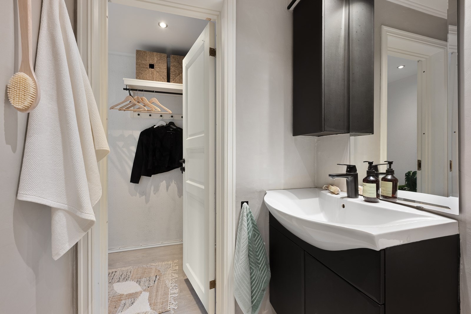 Badet inneholder frittstående toalett, dusj med dusjdører, servant med ett-greps blandebatteri og servantskap Galleribilde