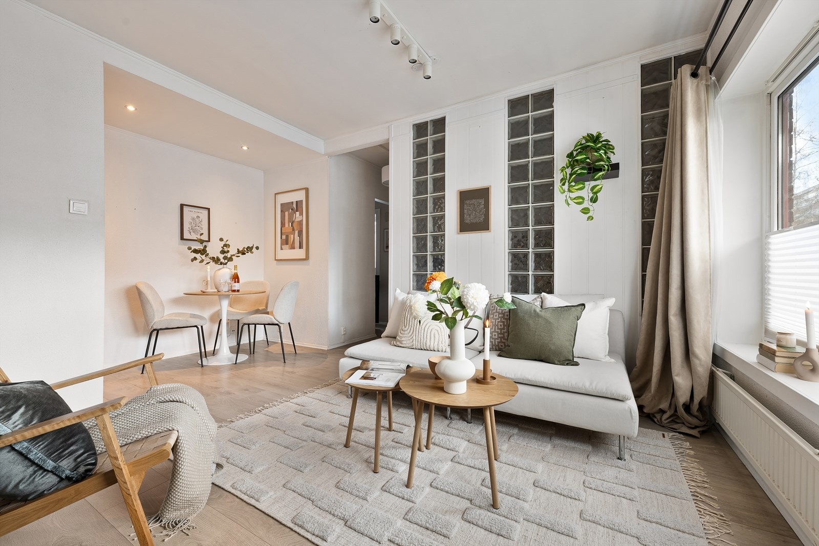 Den sosiale stuen kan enkelt deles opp i soner med plass til spisegruppe ved kjøkkenet, samt god plass til en sofaseksjon med tilhørende møblement Galleribilde