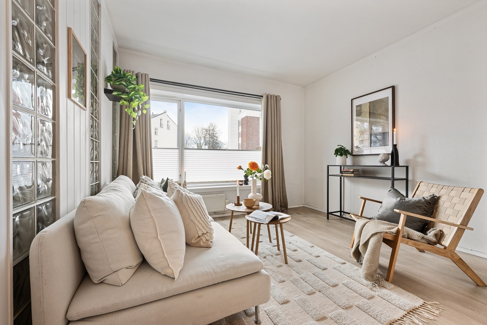 Lys og romslig stue, med generøs takhøyde og store vindusflater som fyller rommet med dagslys, noe som skaper en åpen og luftig atmosfære Galleribilde