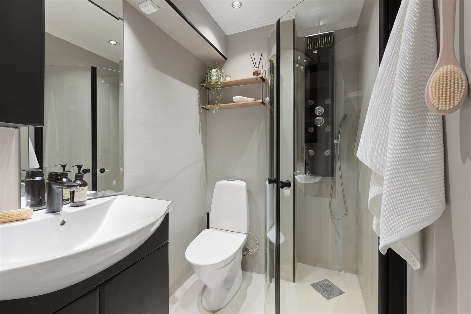 Delikat bad med stilren innredning og mikrosement på vegger og gulv Galleribilde