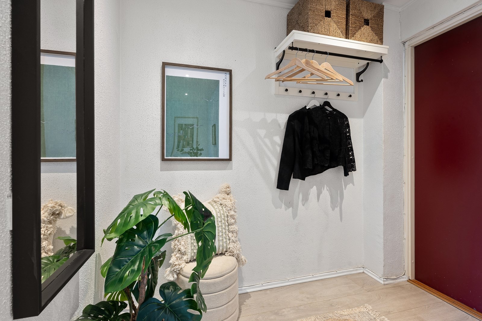 Innbydende entré av god størrelse, hvor man har god plass til sko og yttertøy Galleribilde