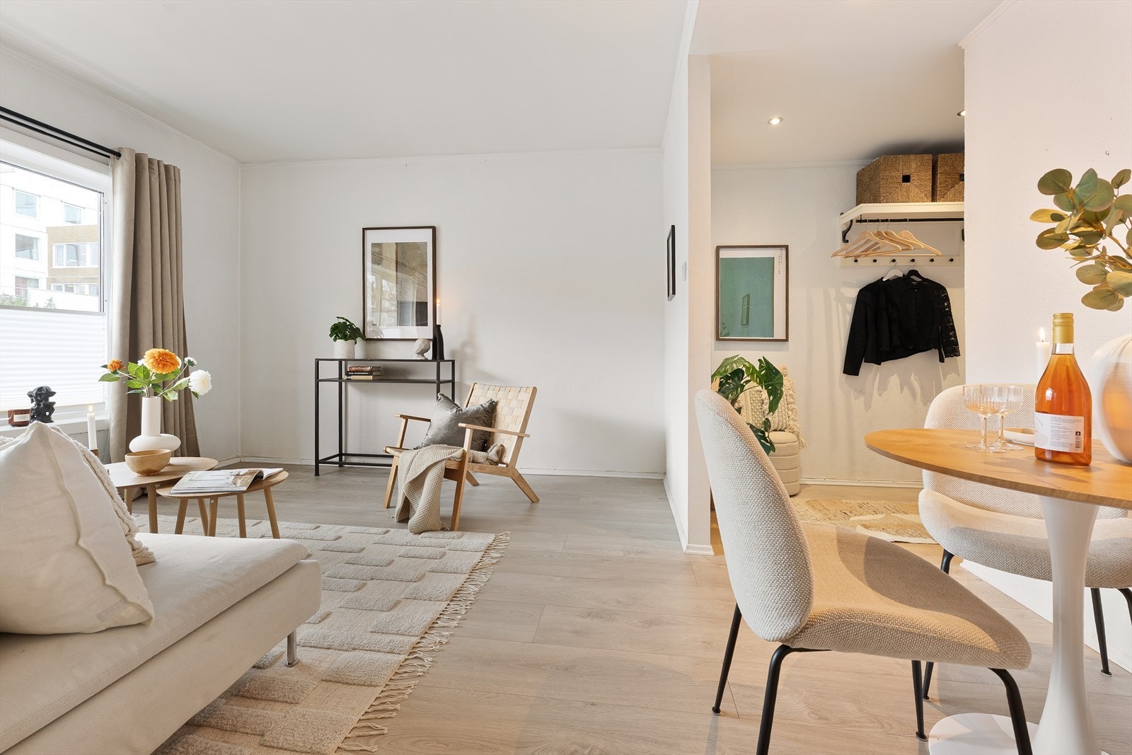 De lysmalte veggflatene harmonerer utmerket mot de lyse, stilrene gulvflatene Galleribilde