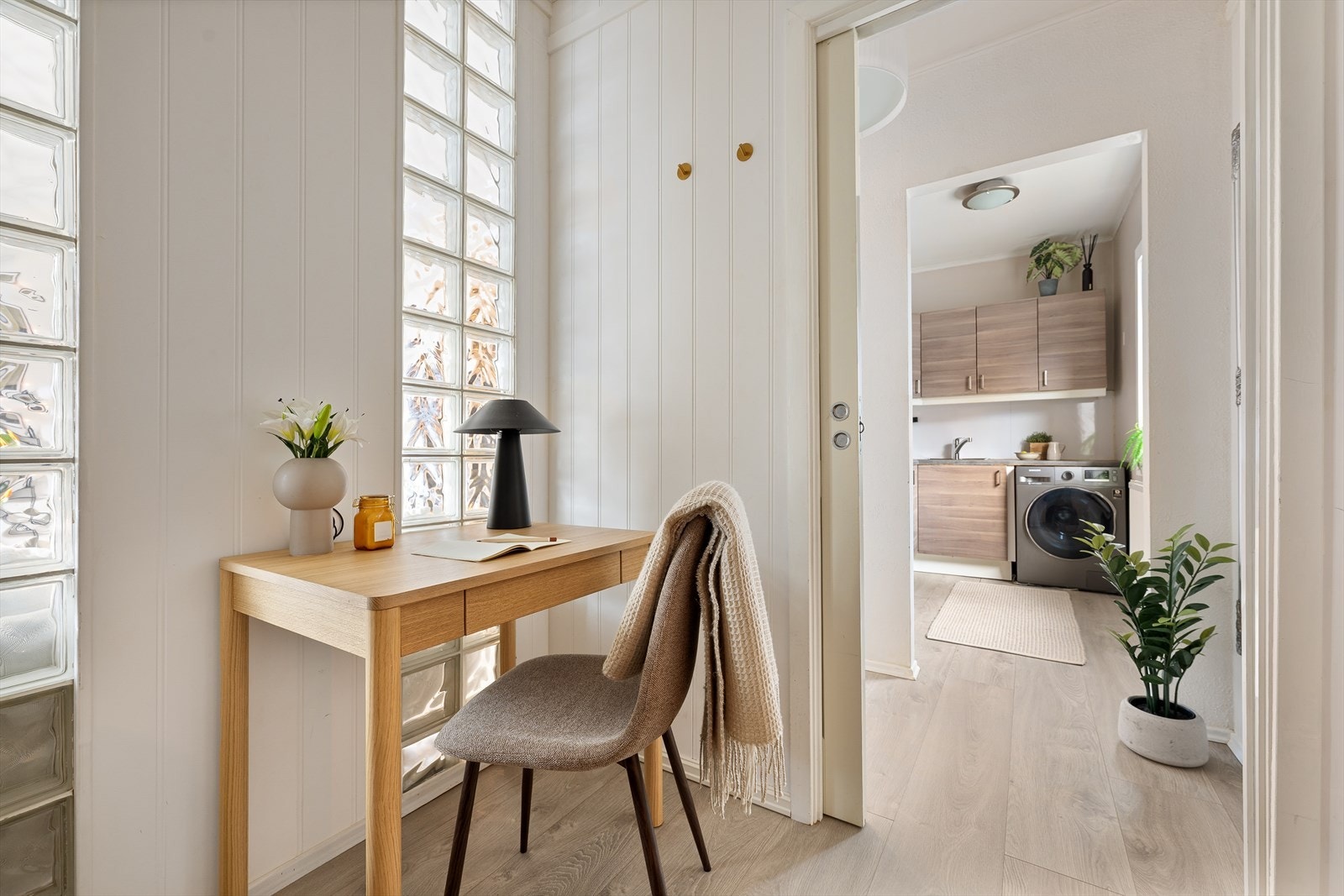 Her kan det også møbleres med garderobeskap om det er mer ønskelig Galleribilde