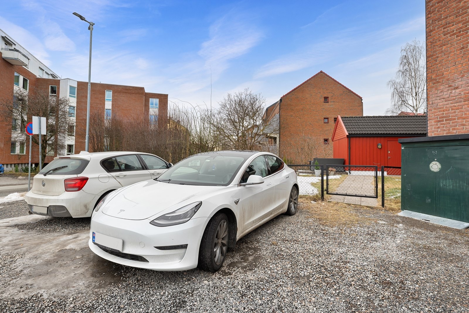 Parkeringsplasser utenfor som kan leies - ellers er det gateparkering med beboerparkering Galleribilde