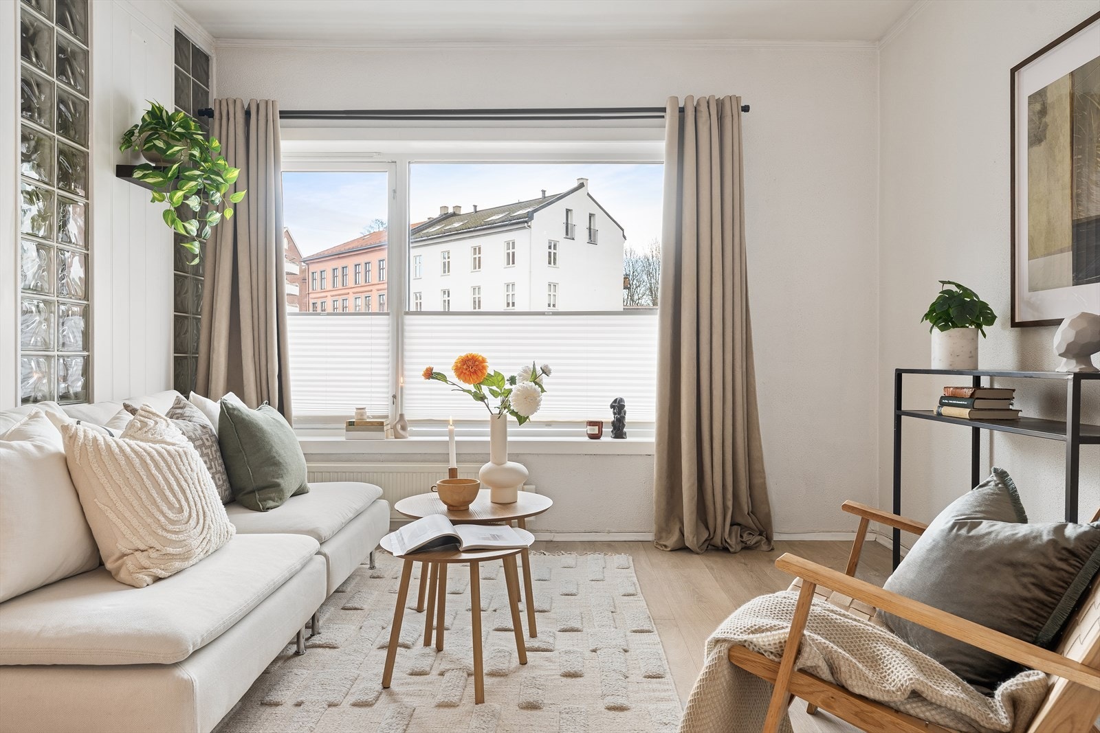 Her får man rikelig med lysinnslipp gjennom de store vindusflatene, samtidig som man kan trekke opp plisségardinen for å bo helt usjenert Galleribilde