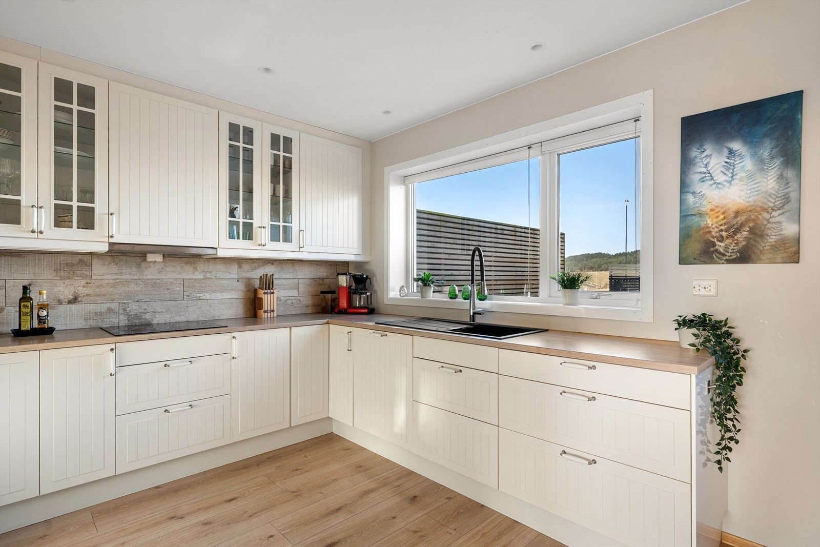 Pent kjøkken i klassisk hvit utførelse. Galleribilde