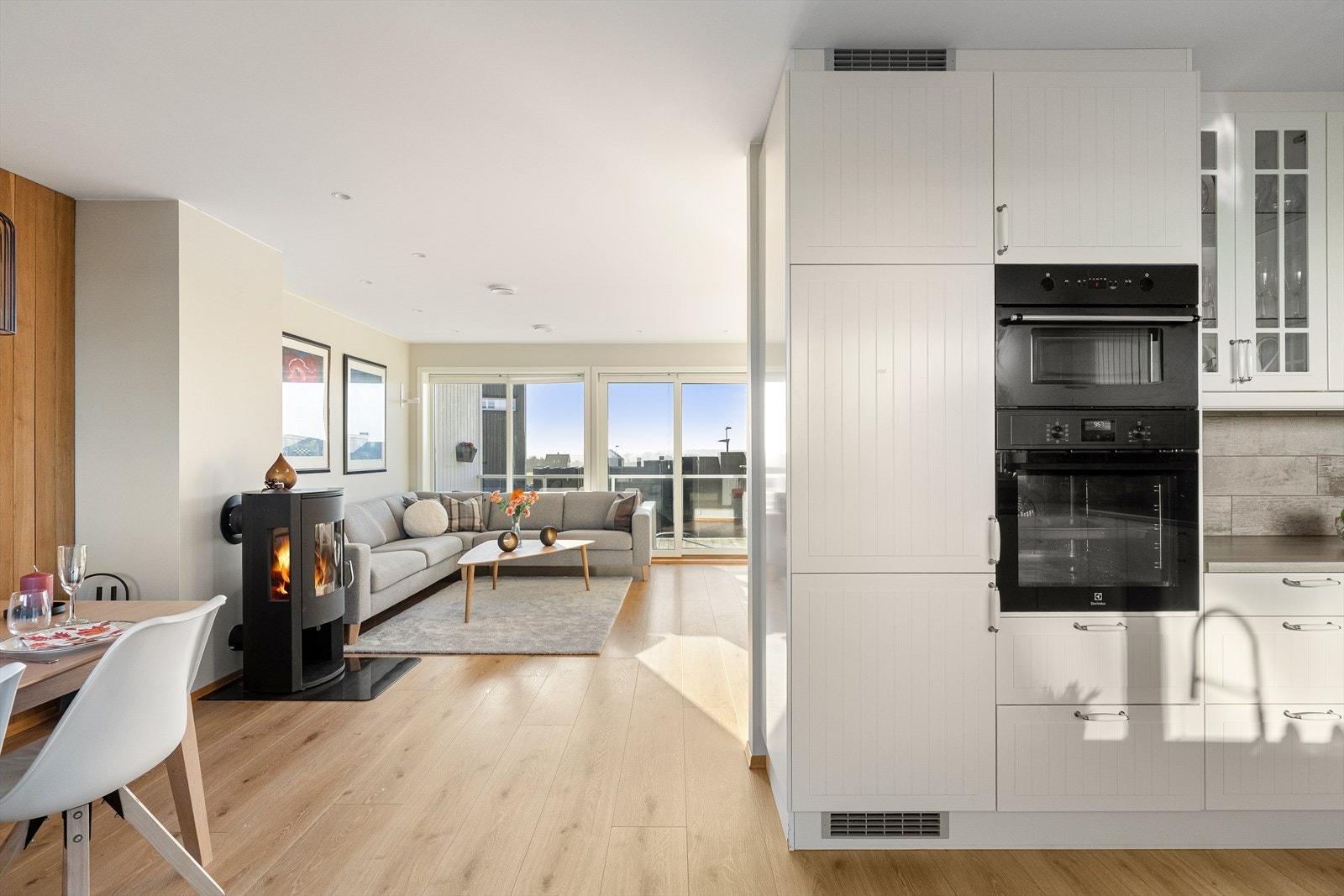 Det har integrerte hvitevarer: Kjøl/fryseskap, oppvaskmaskin, platetopp, mikrobølgeovn og stekeovn. Galleribilde